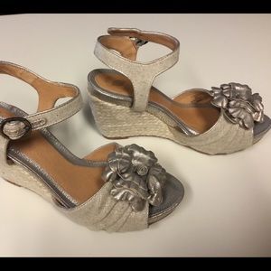 Nurture gold Wedge Sandal